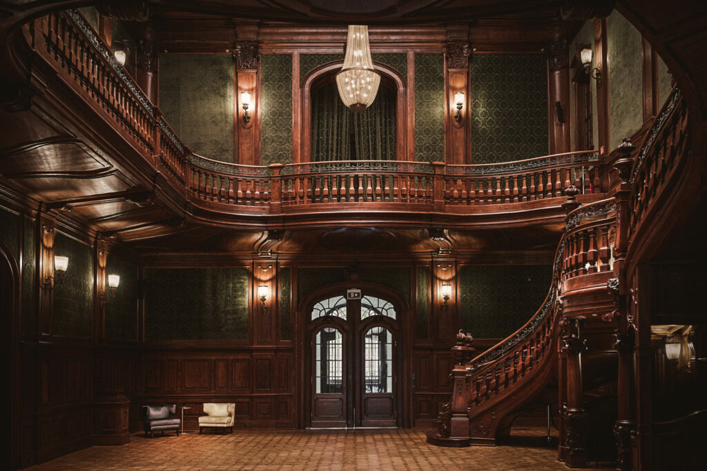 Atrium z unikalnymi drewnianymi schodami w Pałacu Goetz (zdjęcie: Pałac Goetz)